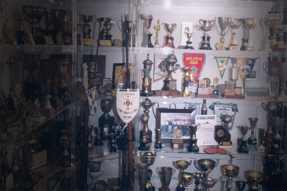 Imagem de vitrine com taças. galardões e medalhas 