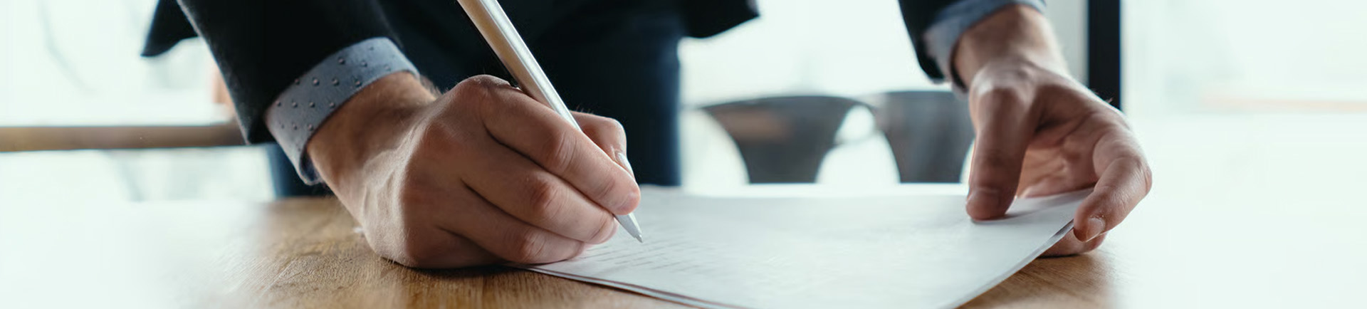 Braço a assinar um documento