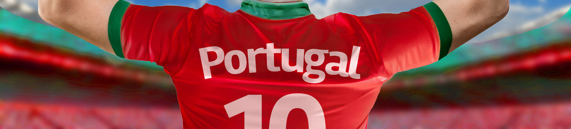 Atleta de alto rendimento de costas, com camisola da seleção portuguesa de desporto, vermelha e verde.