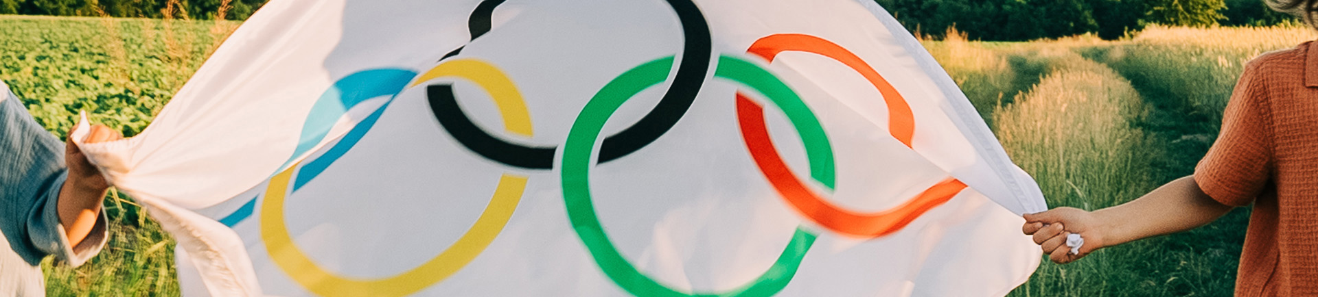 Mão com a bandeira Olímpica 