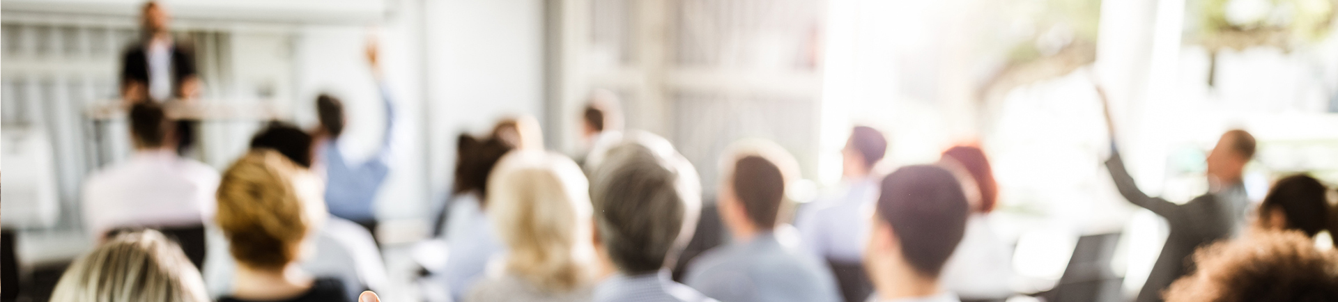 Grupo de formandos em formação, de costas.