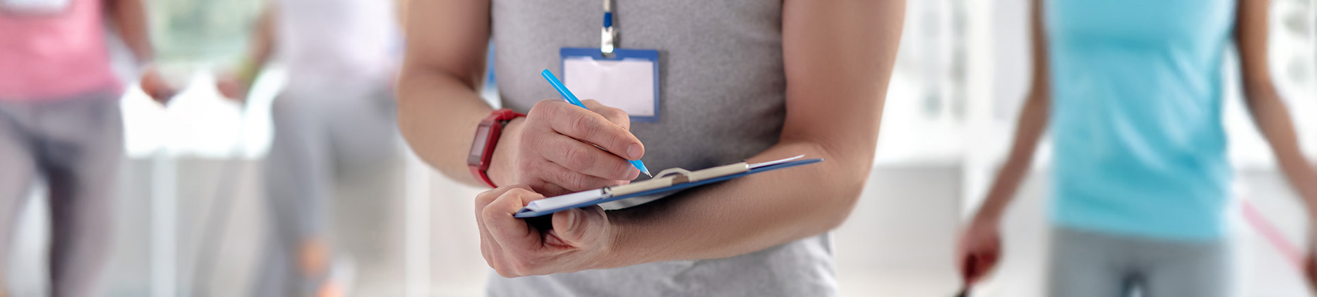 Mão a escrever num bloco de notas