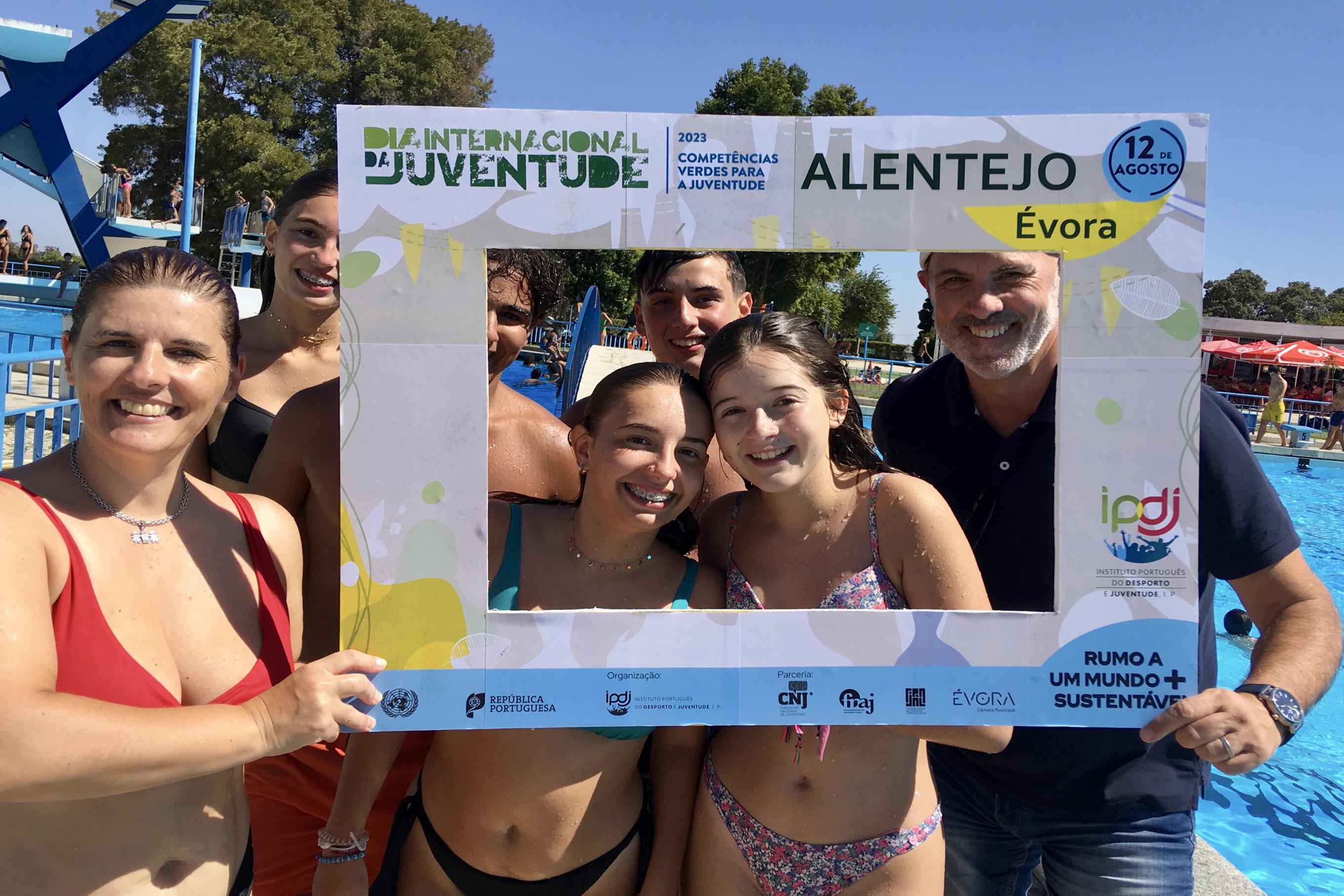 Fotografia com o Diretor Regional do Alentejo Miguel Rasquinho, A Técnica Andreia Peixe e um grupo de jovens.