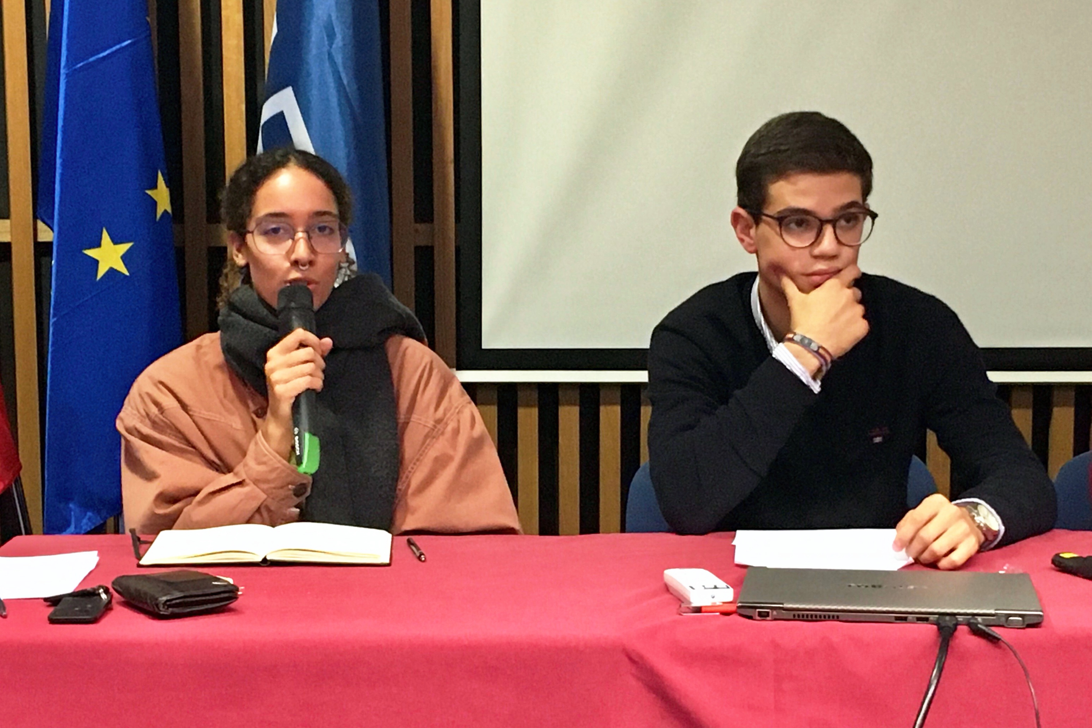 Luana Ferreira e Afonso Catita, dois jovens candidatos à Associação de Estudantes da escola.
