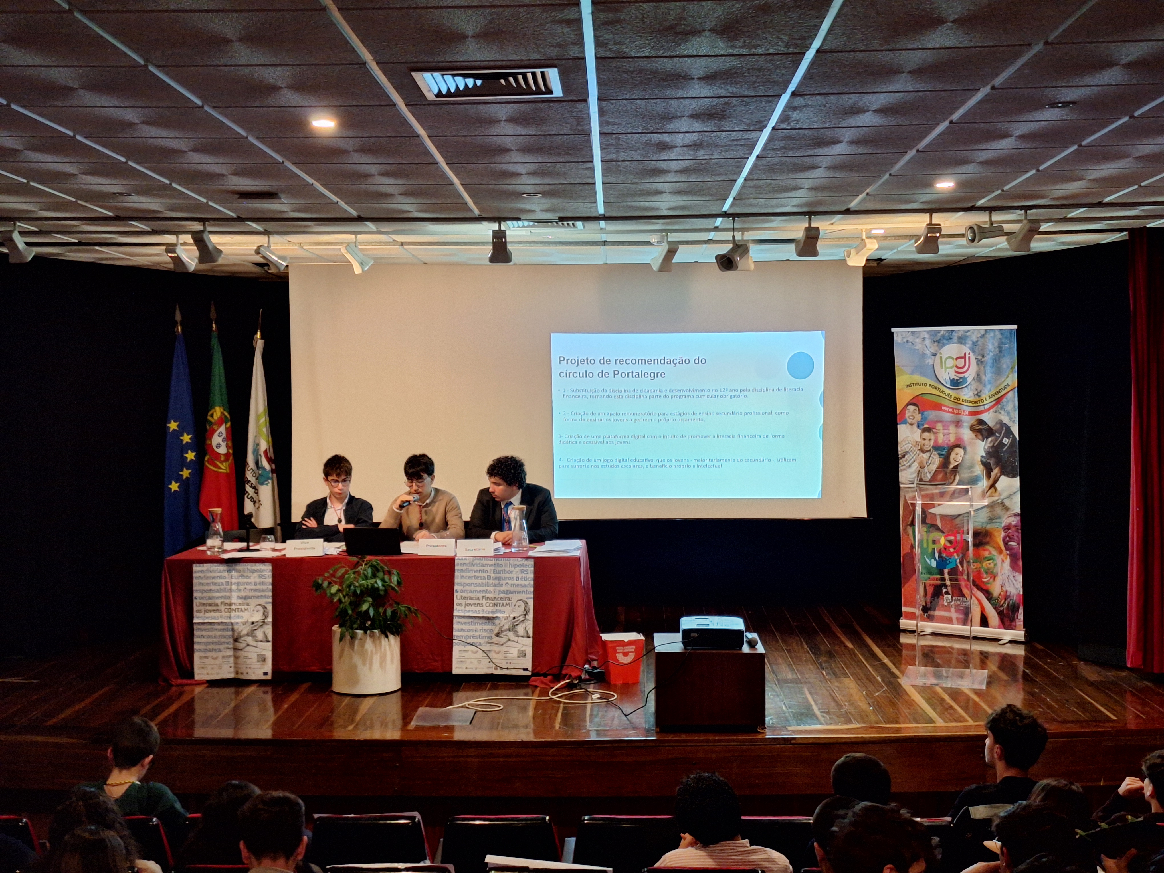 Alunos da mesa na sessão de trabalho.