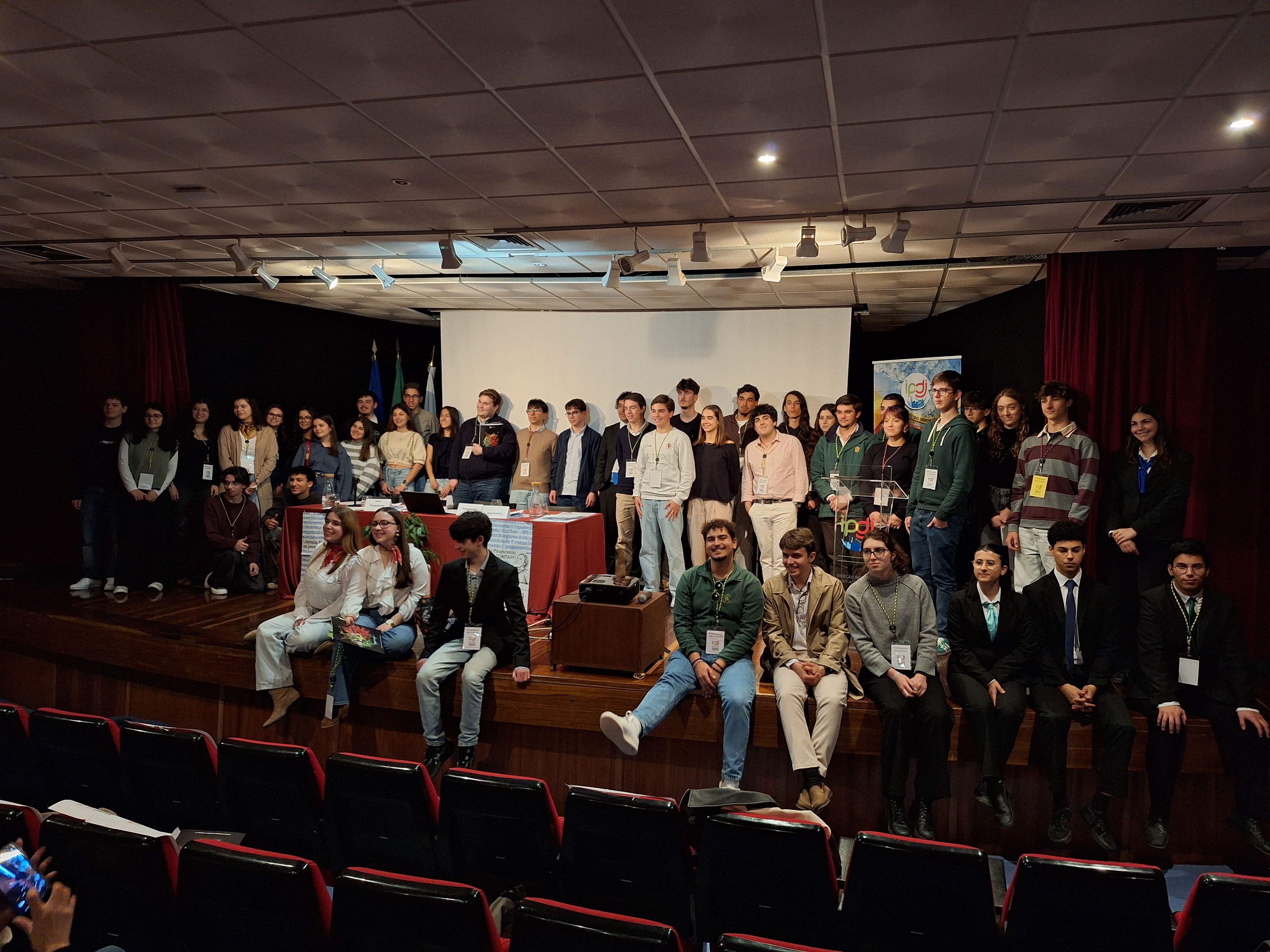 Foto geral com todos os participantes das várias escolas.