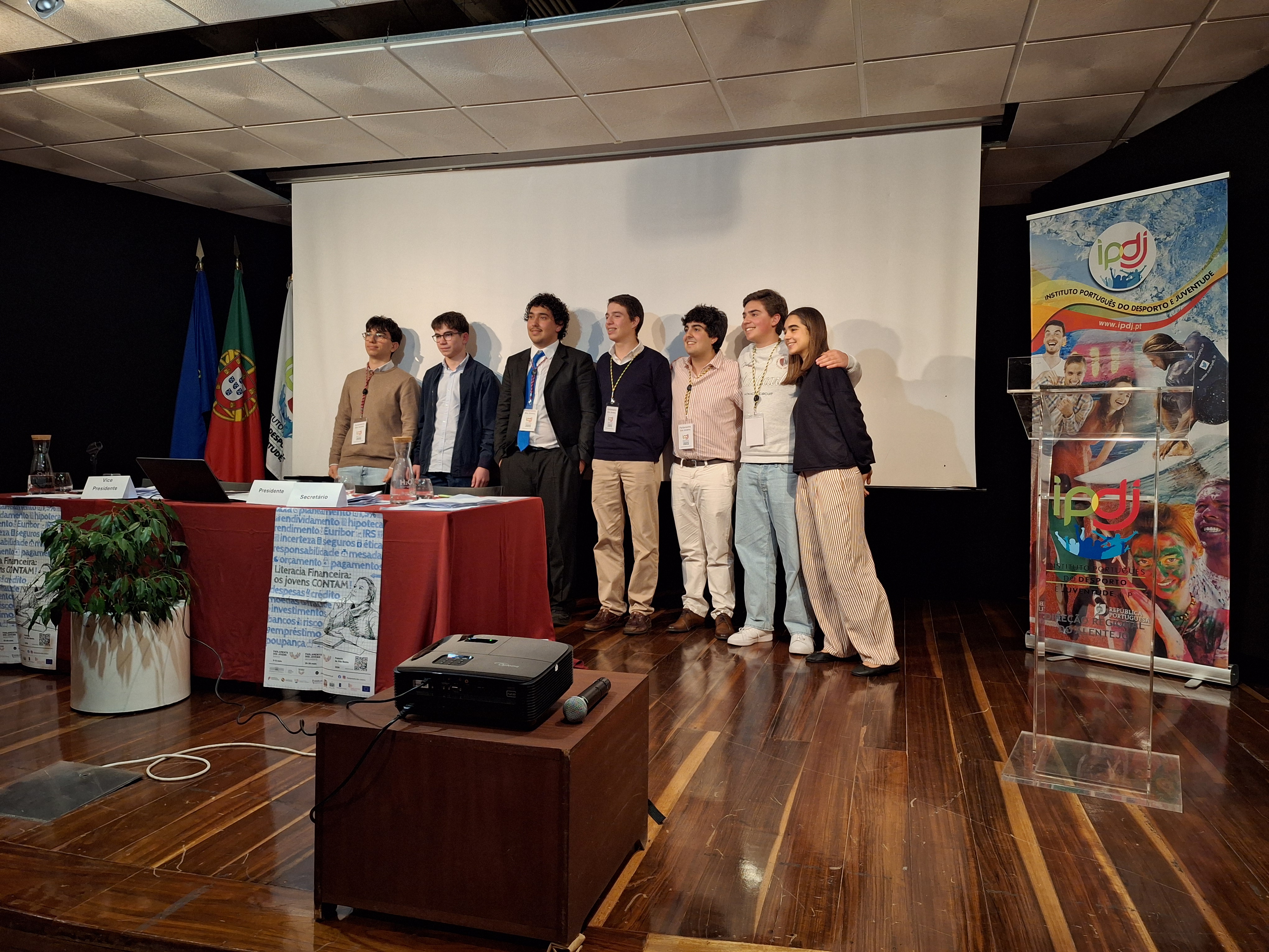 Escola eleita, representantes e os alunos da mesa da sessão distrital.