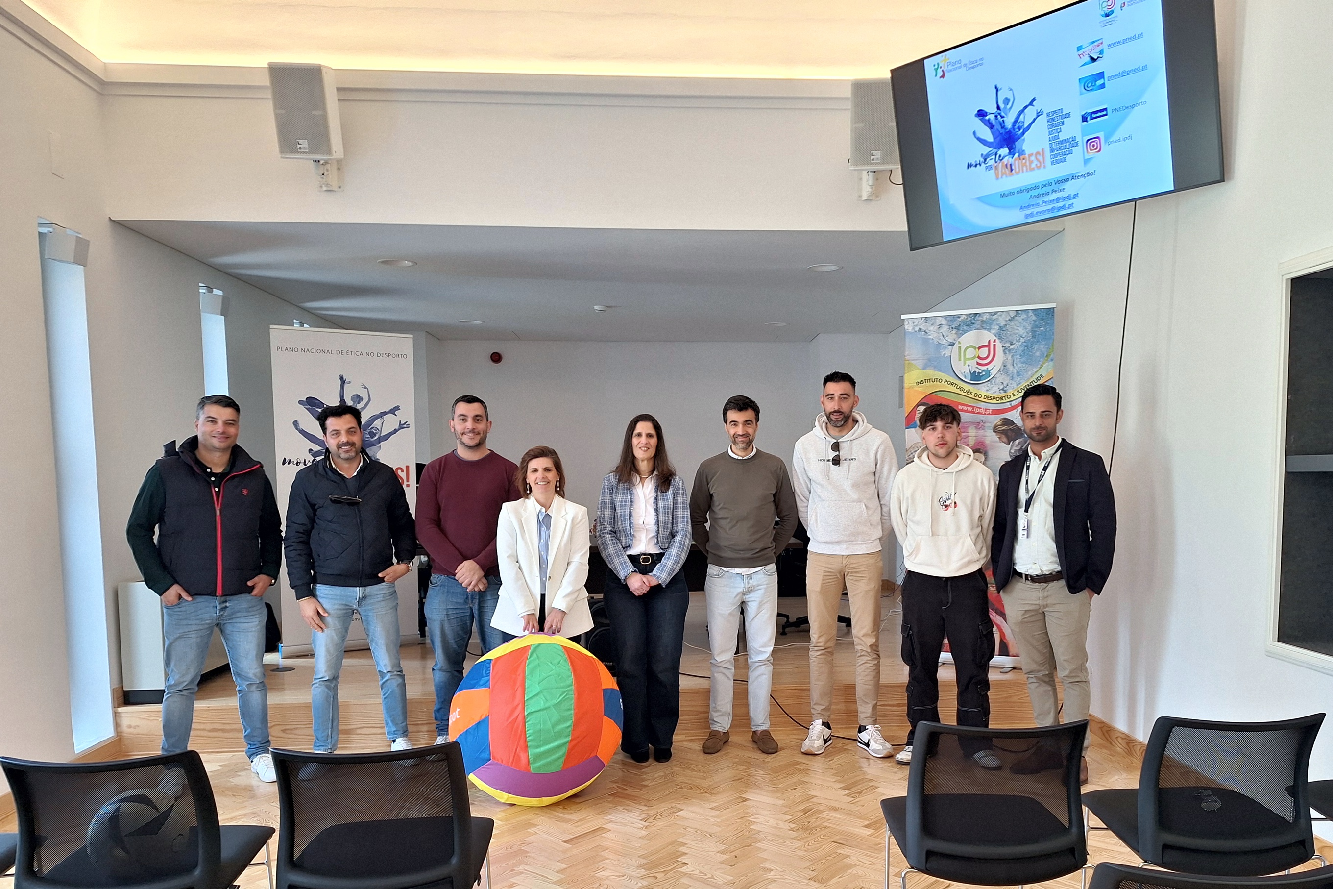 Foto com os participantes na sessão.