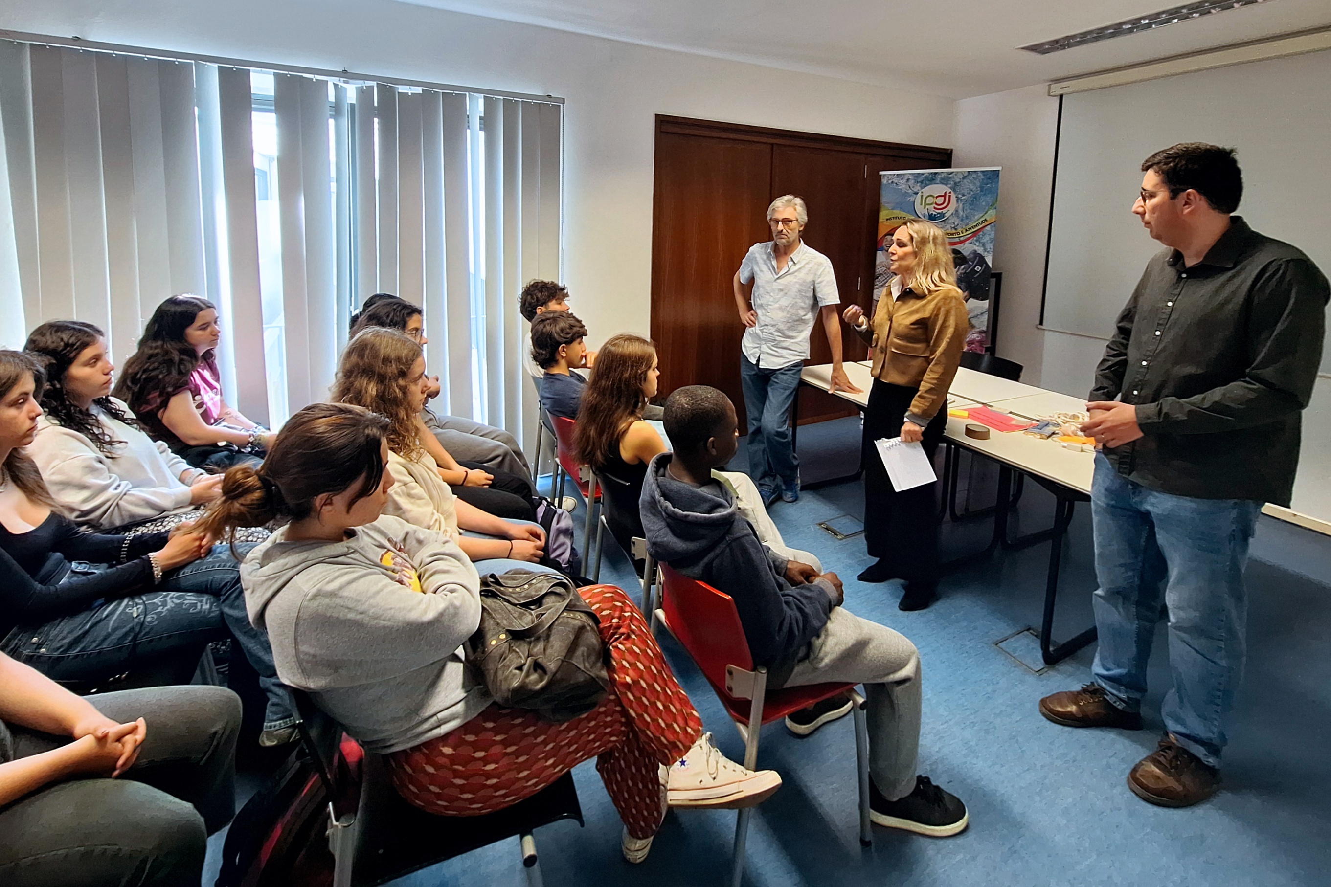Sessão de boas vindas com jovens estudantes a uma dinâmica de educação não formal.