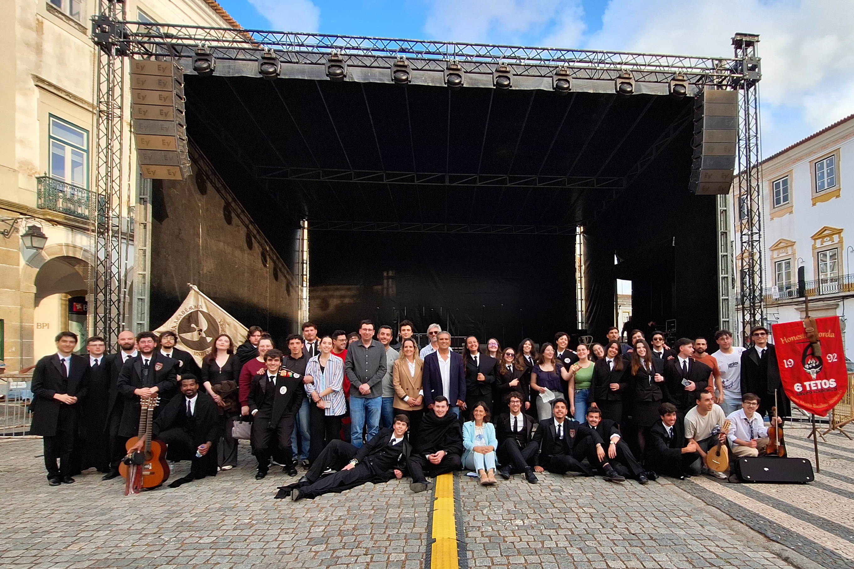 Foto de grupo no final das atuações do Palco Jovem.