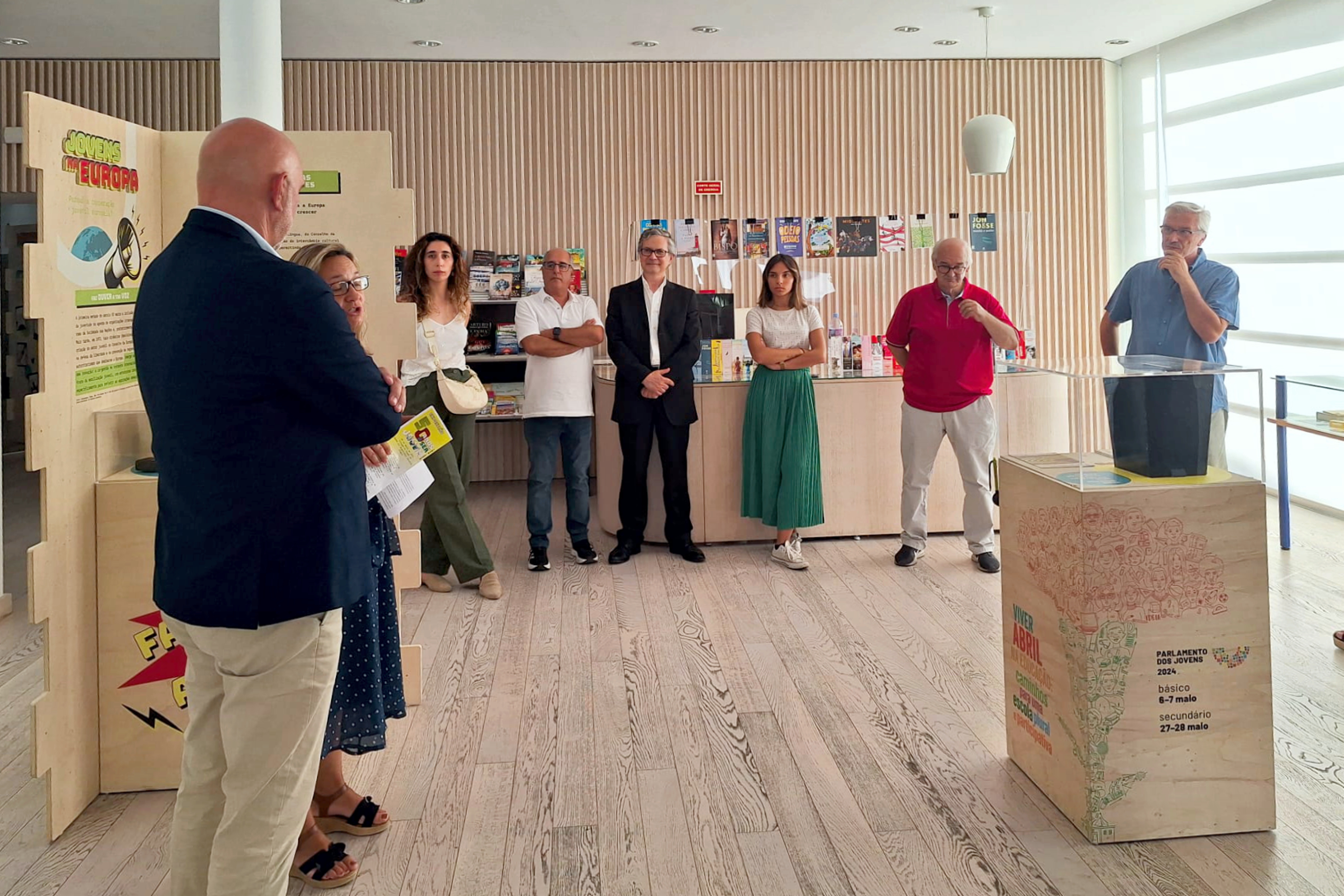 Algumas das pessoas e entidades presentes na abertura da exposição.