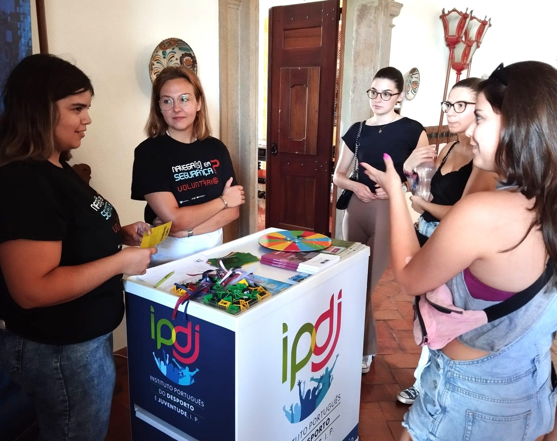 Voluntárias do Navegas em Segurança com algumas jovens participantes.