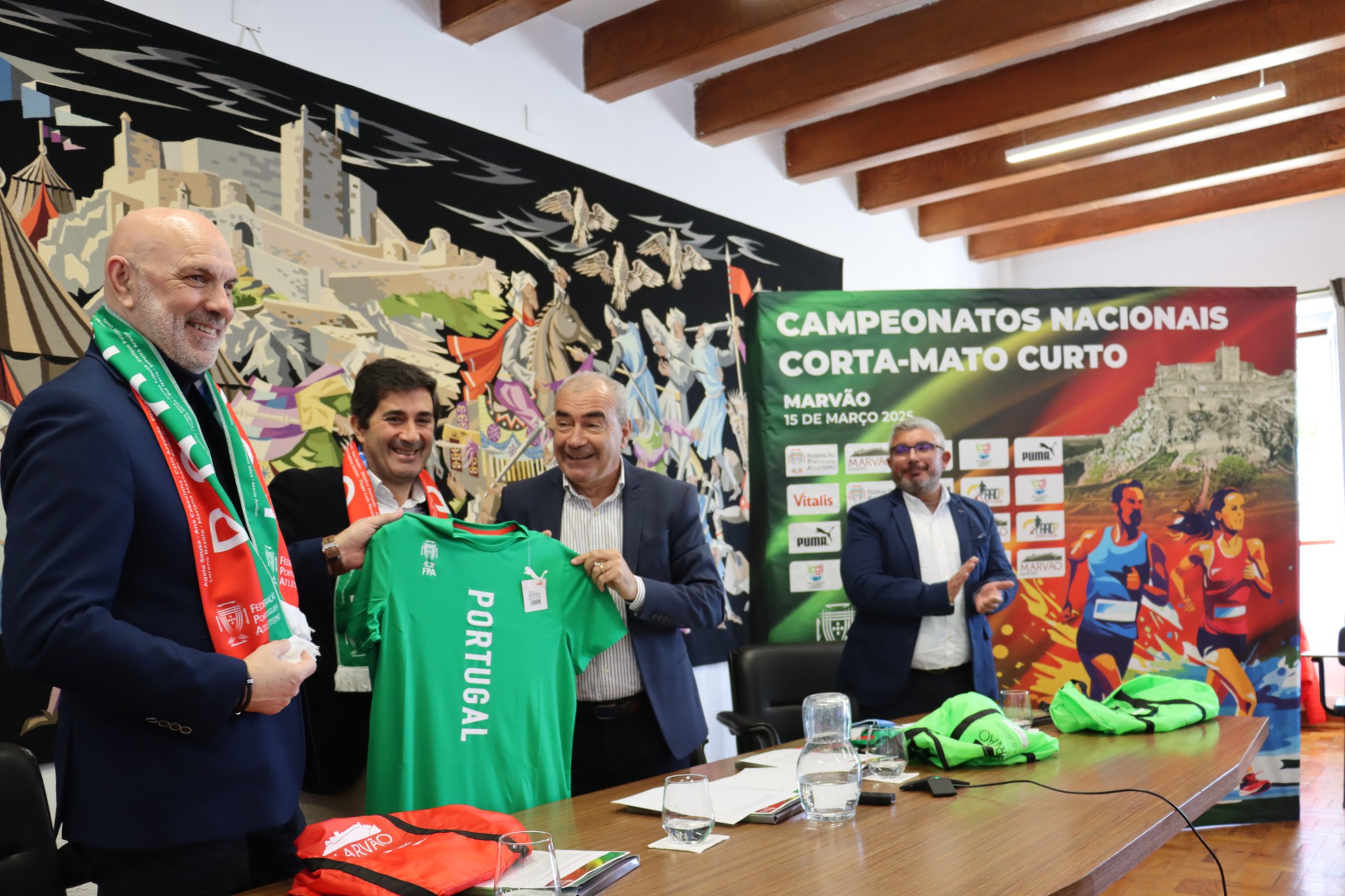 Momento da entrega da camisola da seleção nacional de atletismo ao Diretor Regional do Alentejo do IPDJ, parceiro estratégico da FPA.