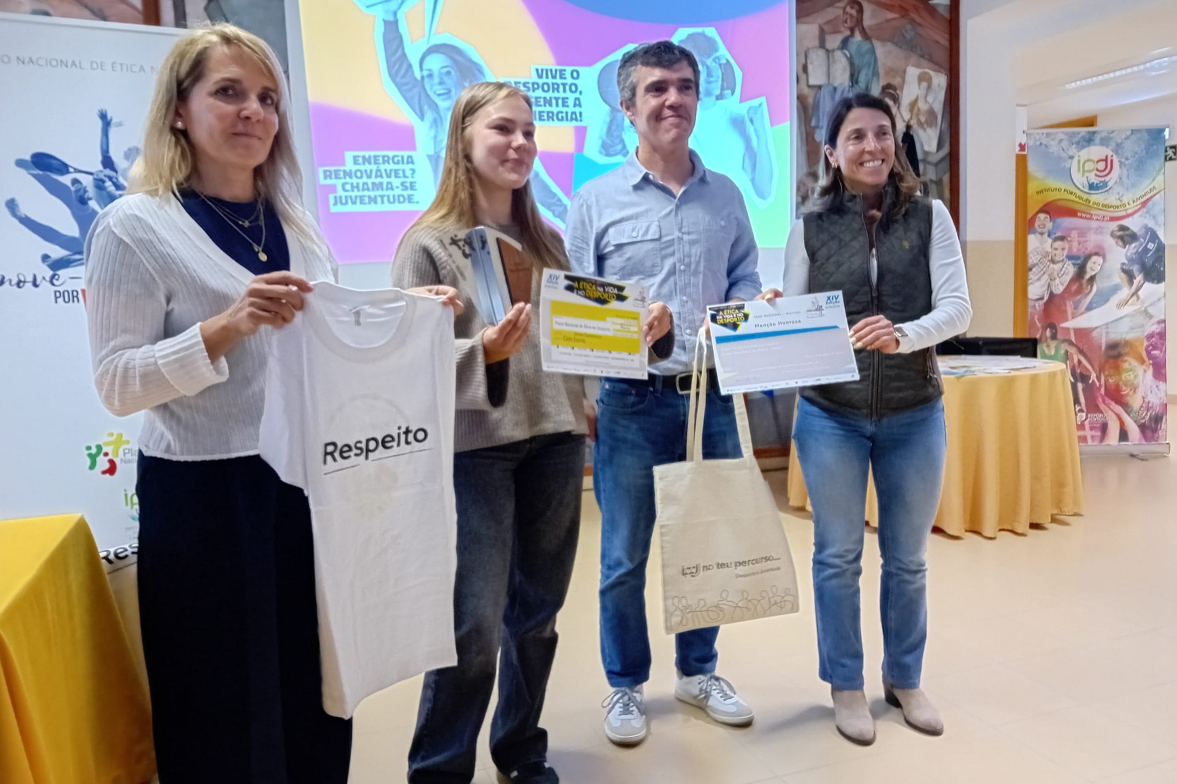 Representantes das entidades com a aluna vencedora.
