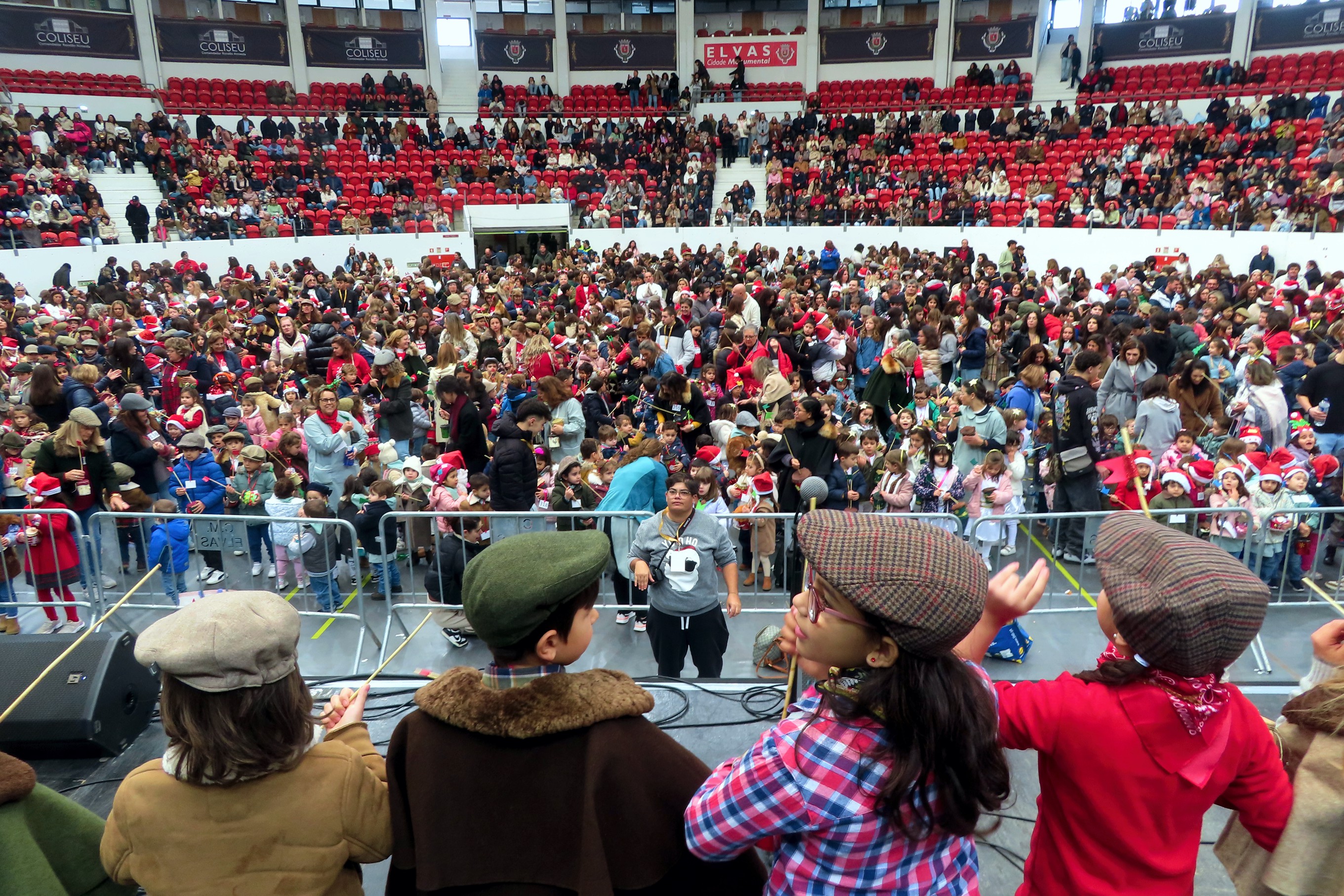 Foto do palco para a plateia bem preenchida de crianças.