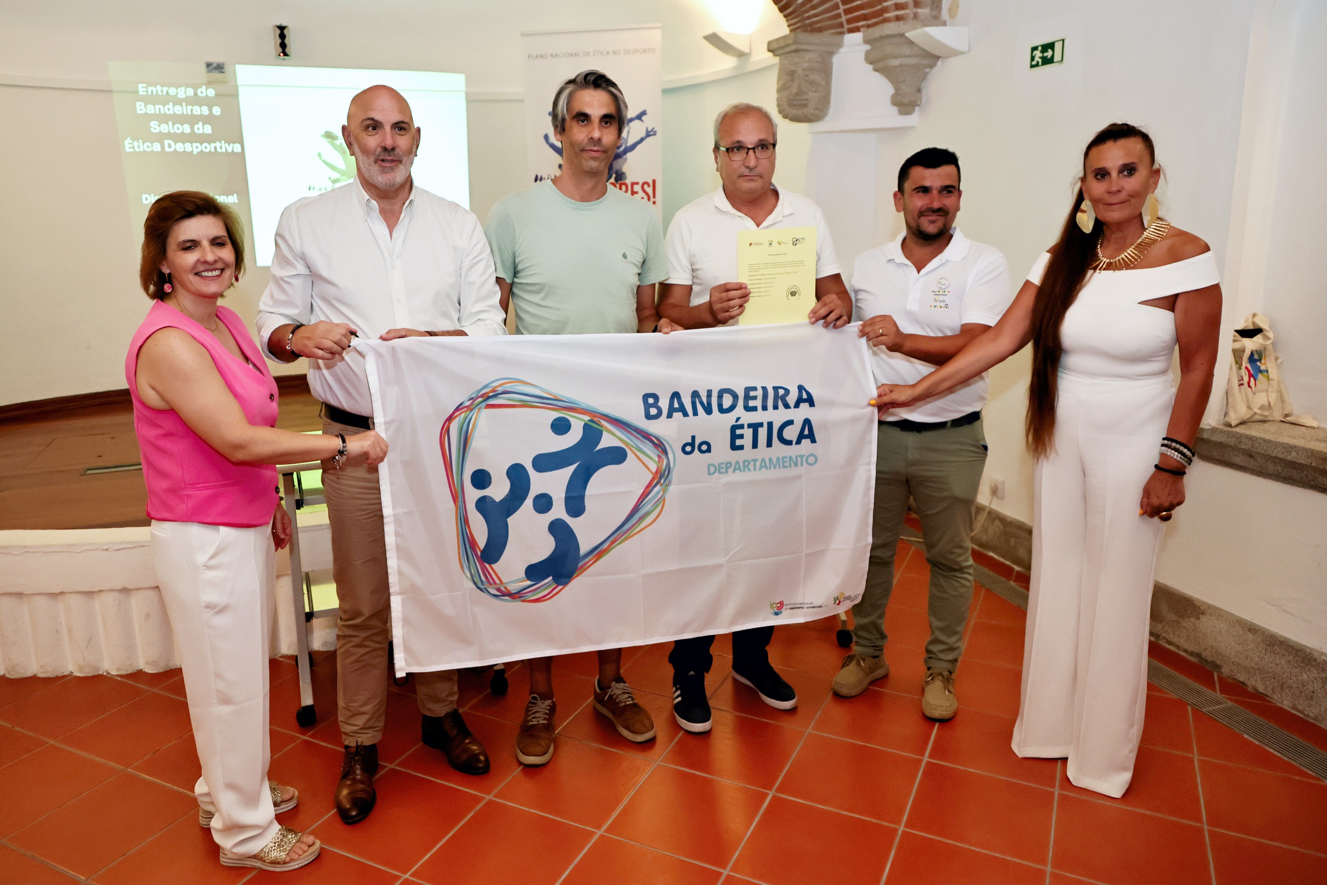 Bandeira com o Lusitano Ginásio Clube.