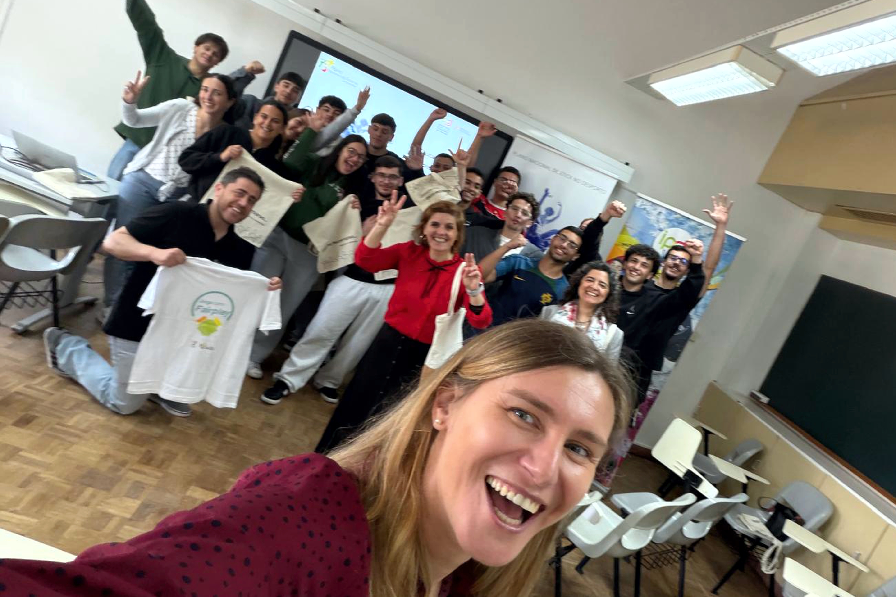 Selfie de grupo com os alunos e formadores.