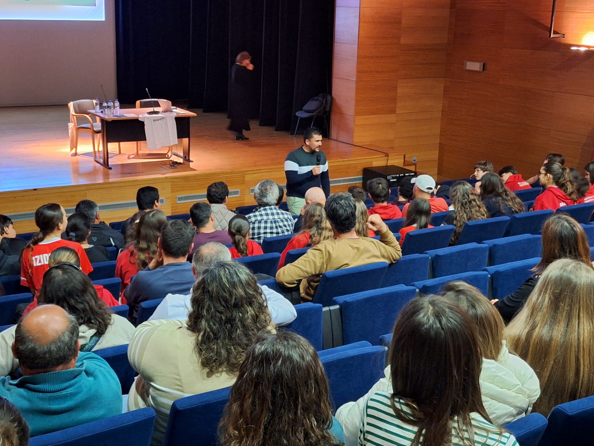 Interação do embaixador do PNED, Pedro Brito, com jovens na sessão.
