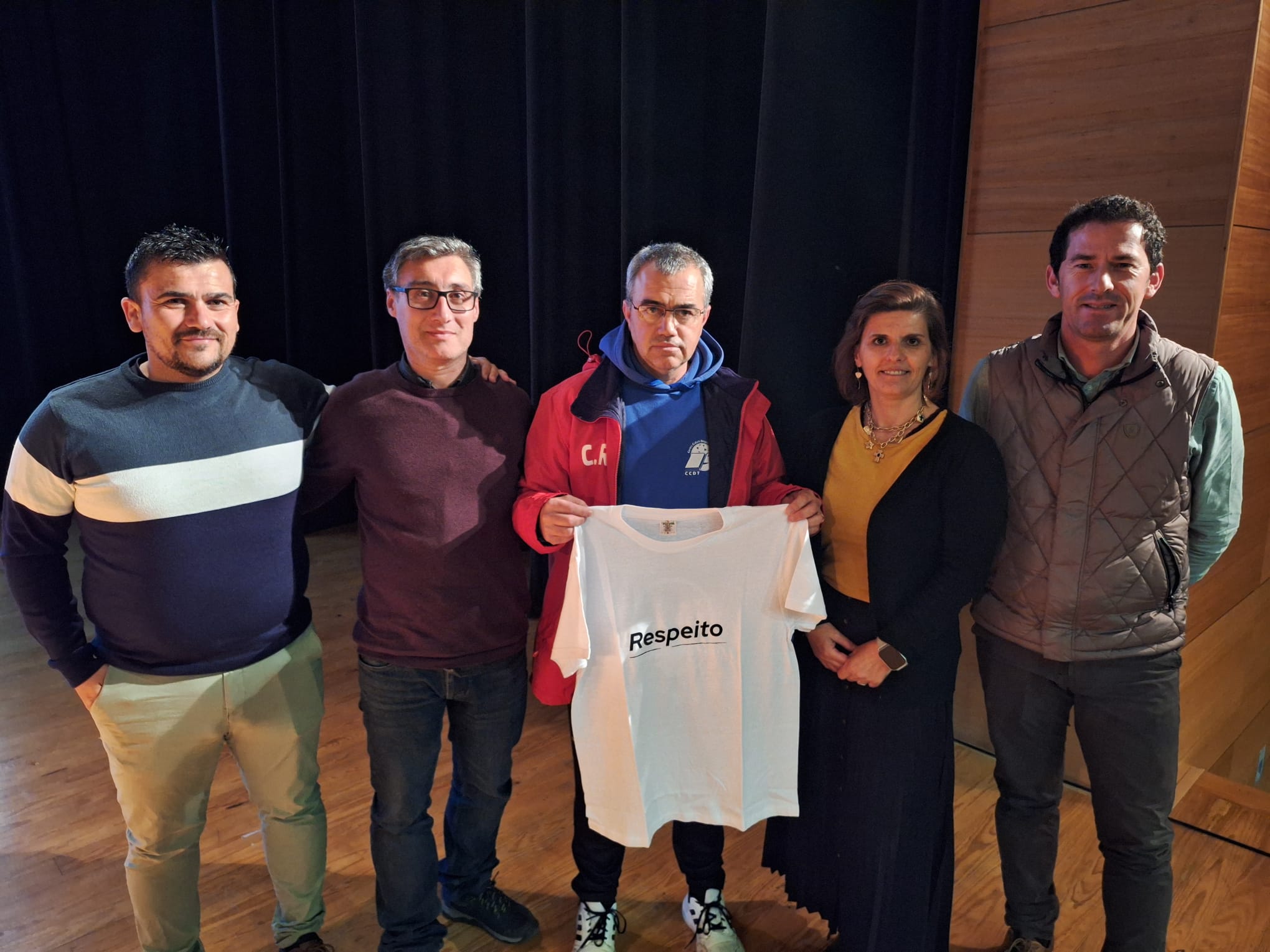 Foto com dirigentes do clube, embaixador do PNED, Pedro Brito, e técnica do IPDJ, Andreia Peixe.