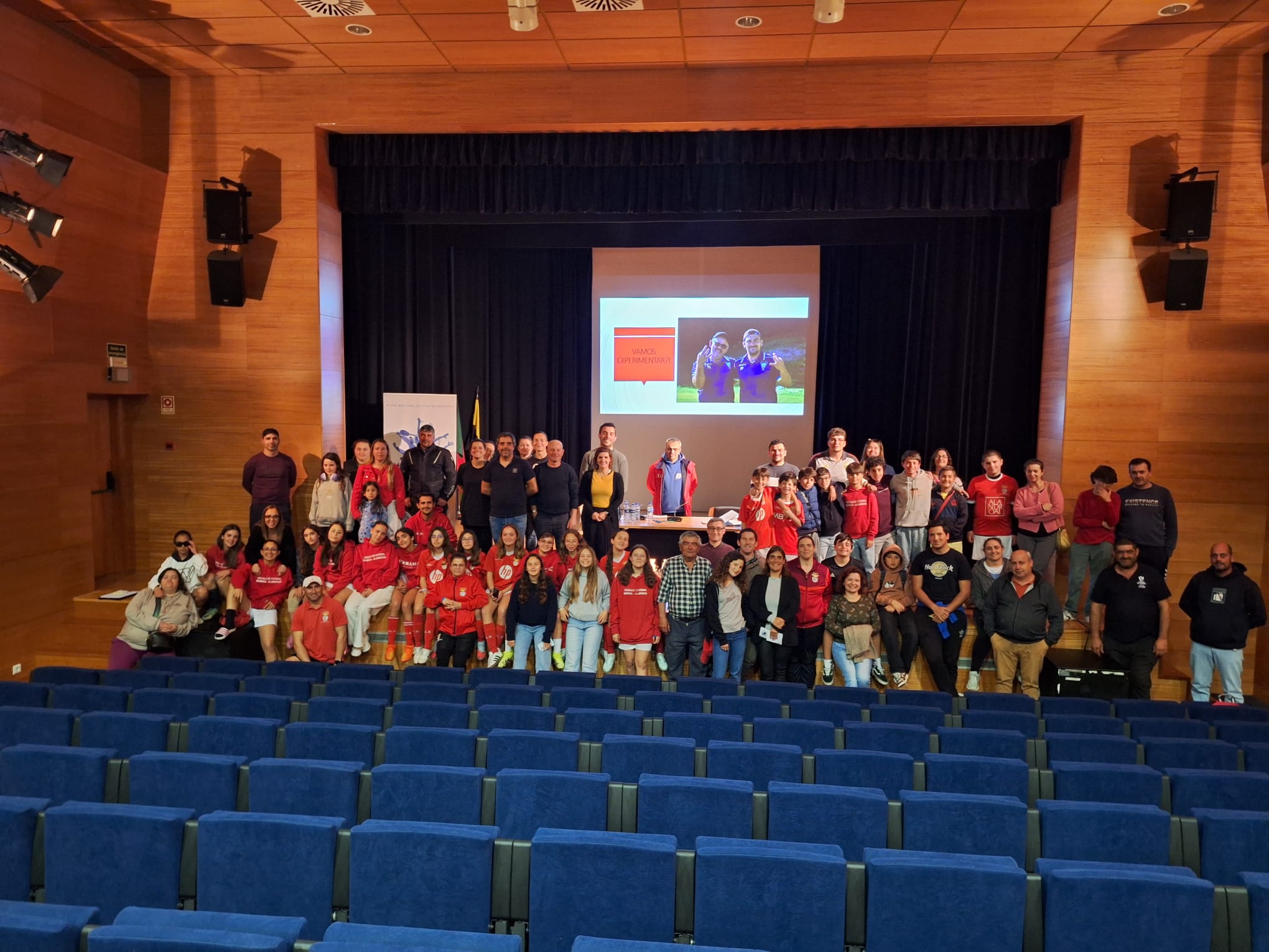Foto de grupo dos participantes da sessão.