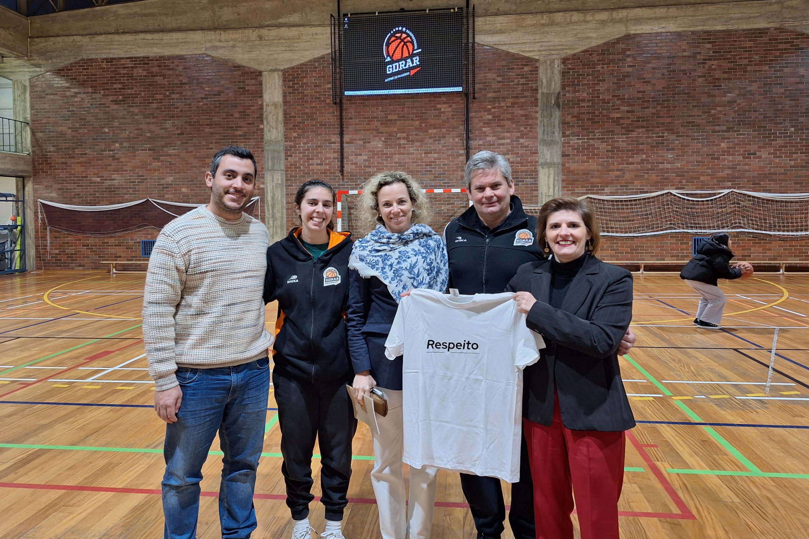 Técnicos do IPDJ, técnico do clube e a atleta olímpica Maria Caetano.