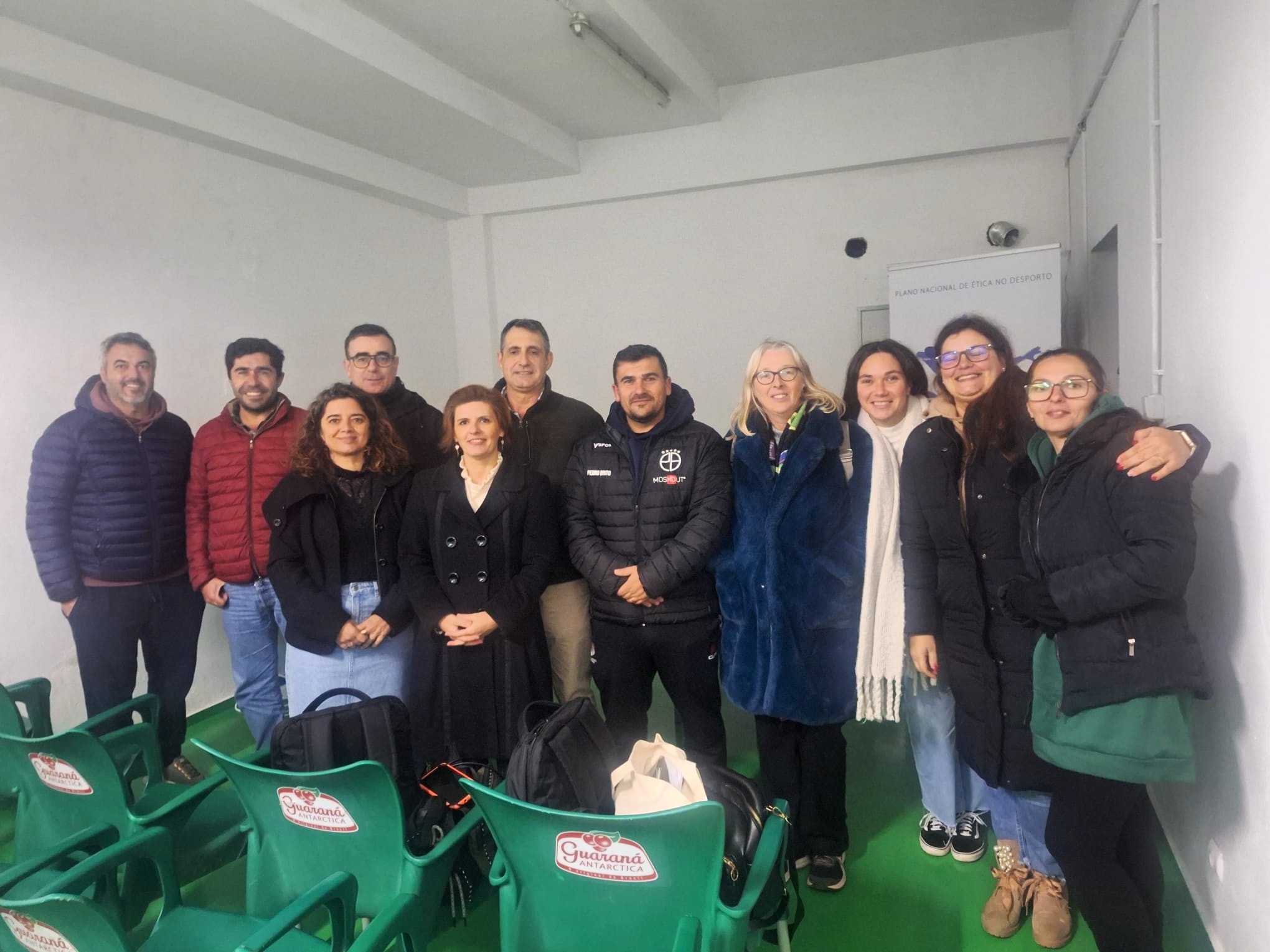 Alguns dos encarregados e encarregadas de educação presentes na sessão, com técnicas do IPDJ e embaixador do PNED.