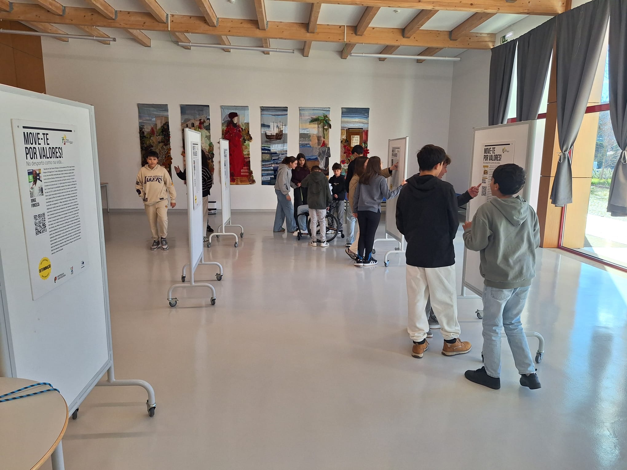 Alunos do agrupamento a visitar a exposição.