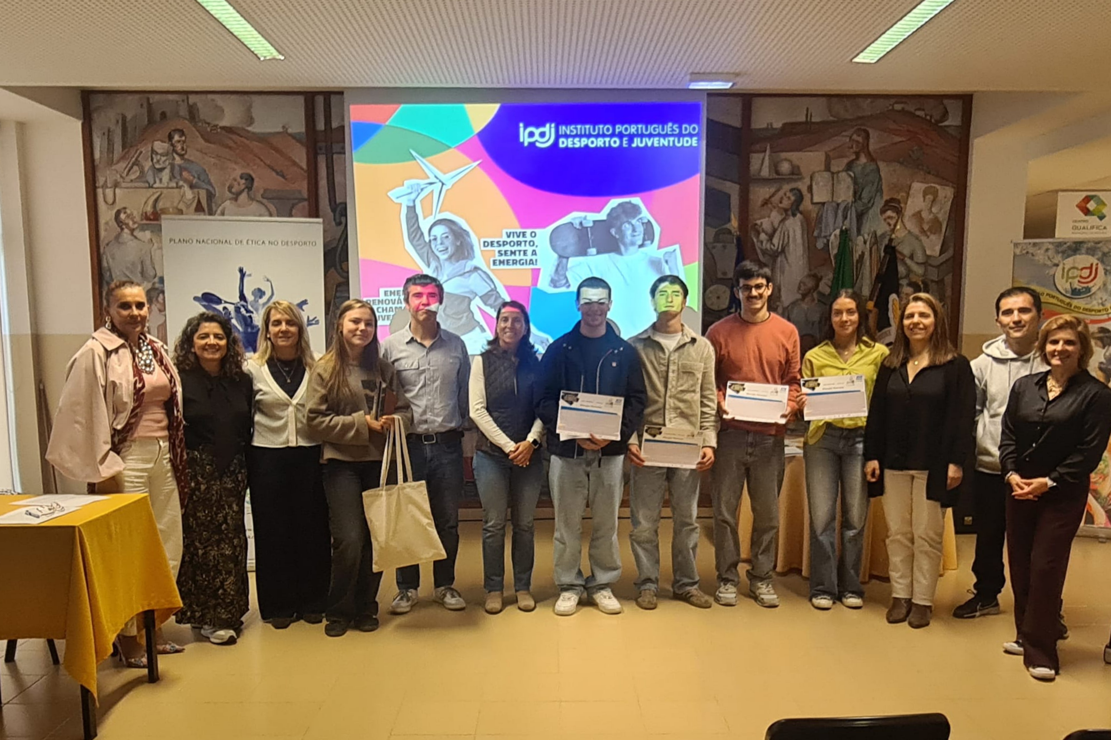 Foto de grupo com os alunos vencedores e a equipa do PNED do IPDJ. 