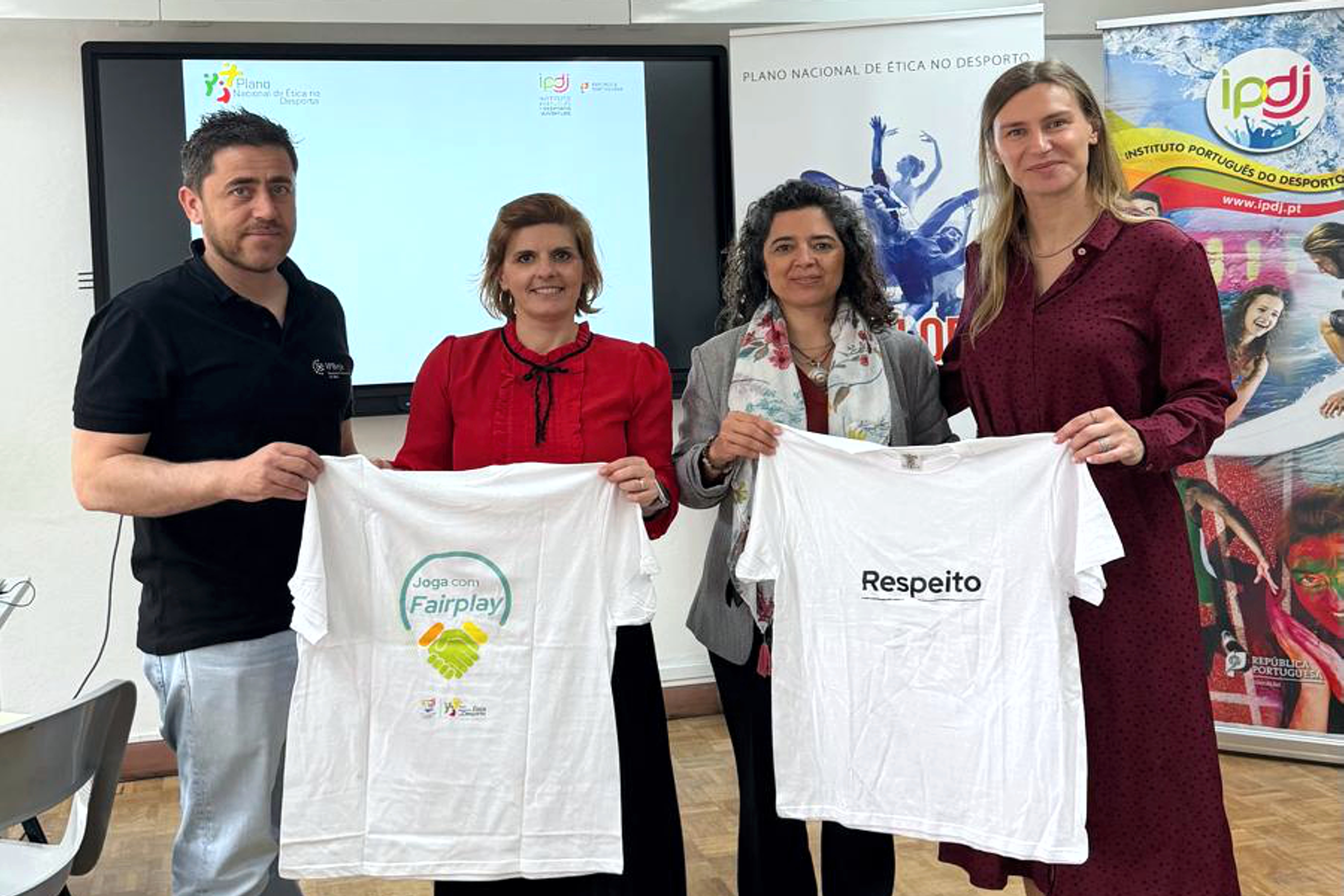 Equipa do IPDJ e a embaixadora PNED, Bebiana Sabino.