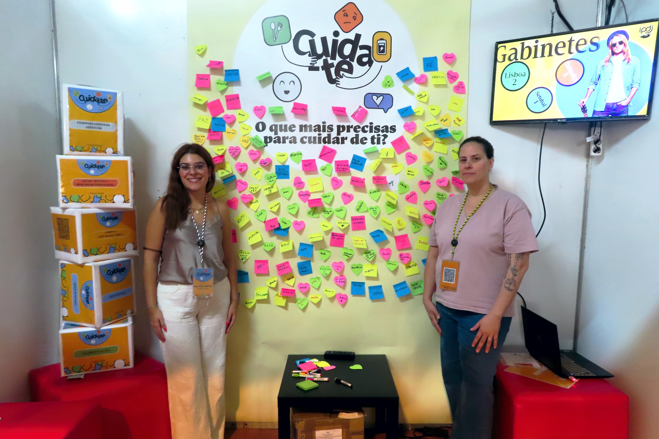 Parte da nossa equipa com mural de ação com o público em geral.