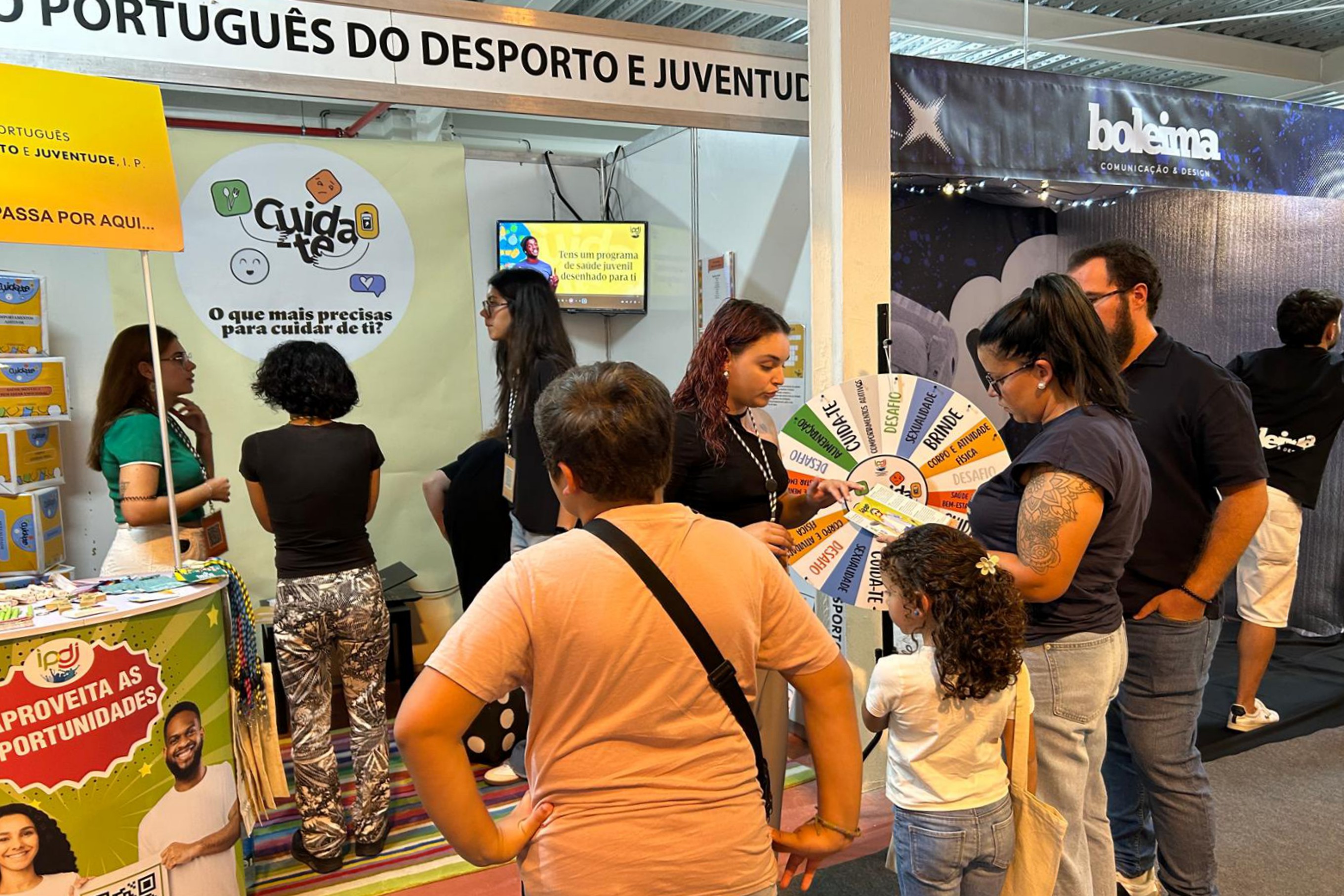 Stand do IPDJ com a presença de algumas pessoas.