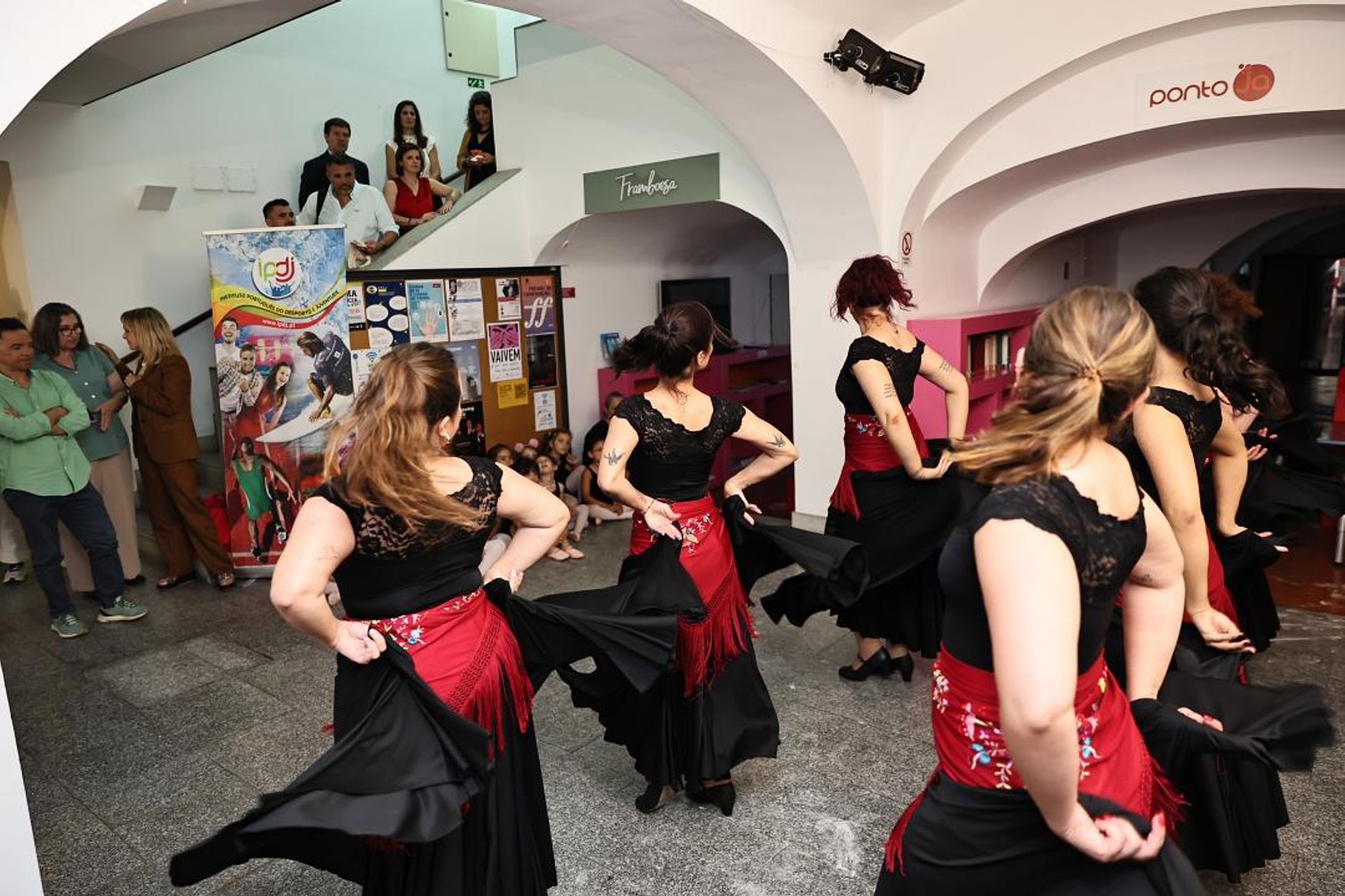 Momento cultural com o grupo da escola de dança Amélia Mendonza.