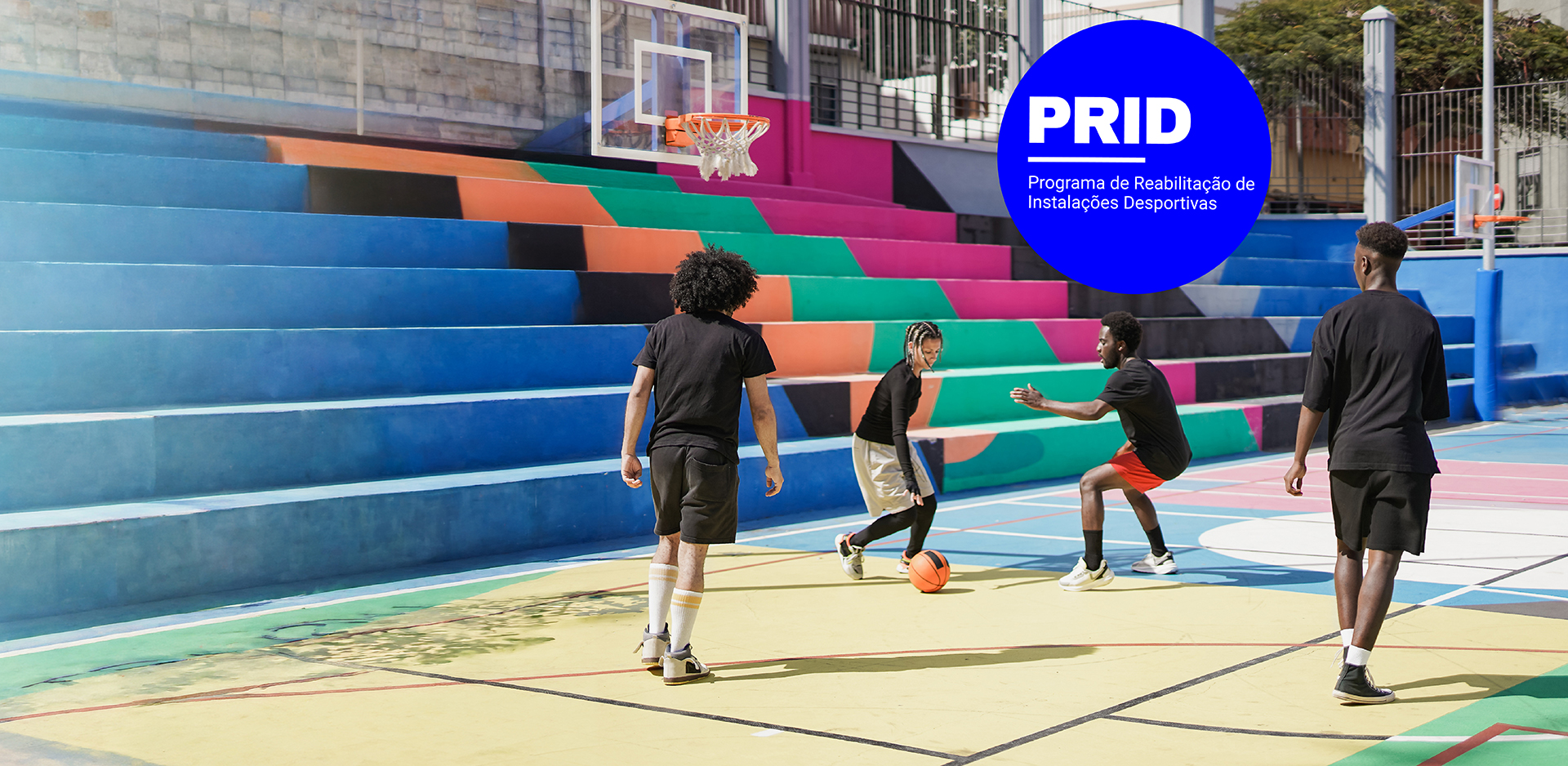 Jovens a jogar num campo de basquetebol