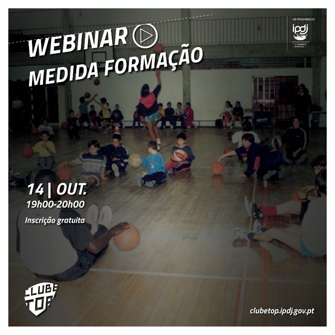 Treino num ginásio, com jovens e lettering «Clube Top: Medida Formação»