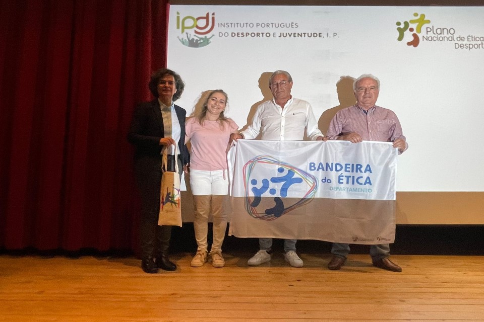 entrega bandeira a clube pela diretora regional IPDJ, Catarina Durão