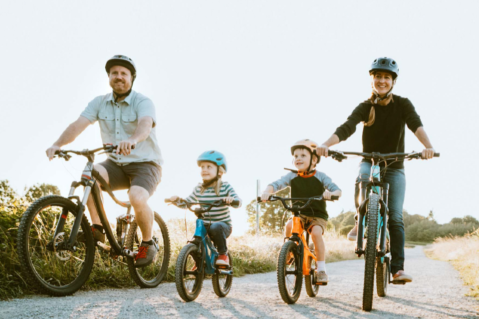 Uma família andar de bicicleta