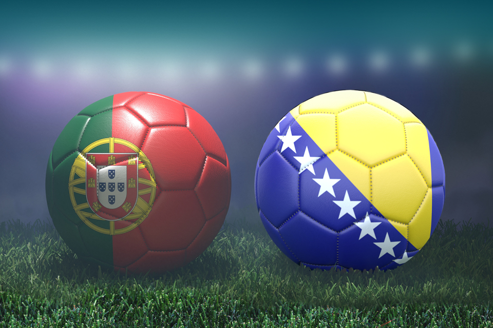 Duas bolas de futebol com as bandeiras de Portugal e da Bósnia e Herzegovina, respetivamente.