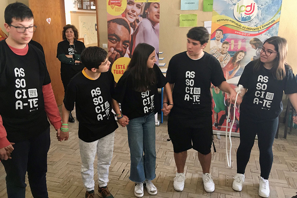 Grupo de jovens estudantes com camisolas «Associa-te» - Portalegre