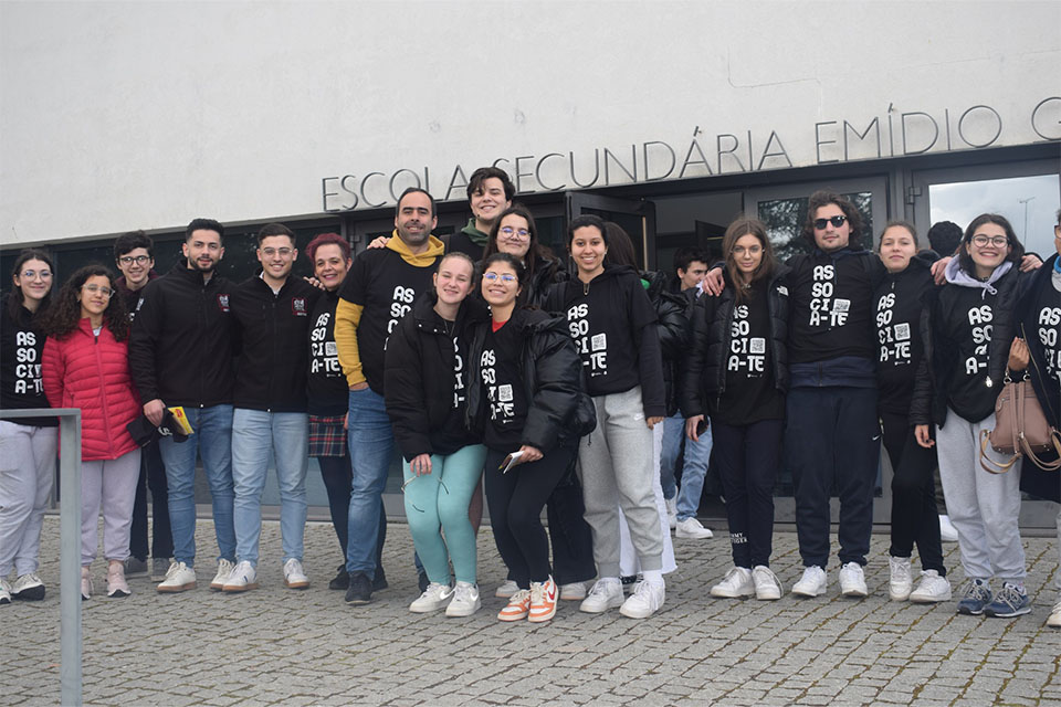 Grupo de jovens estudantes com camisolas «Associa-te» - Bragança