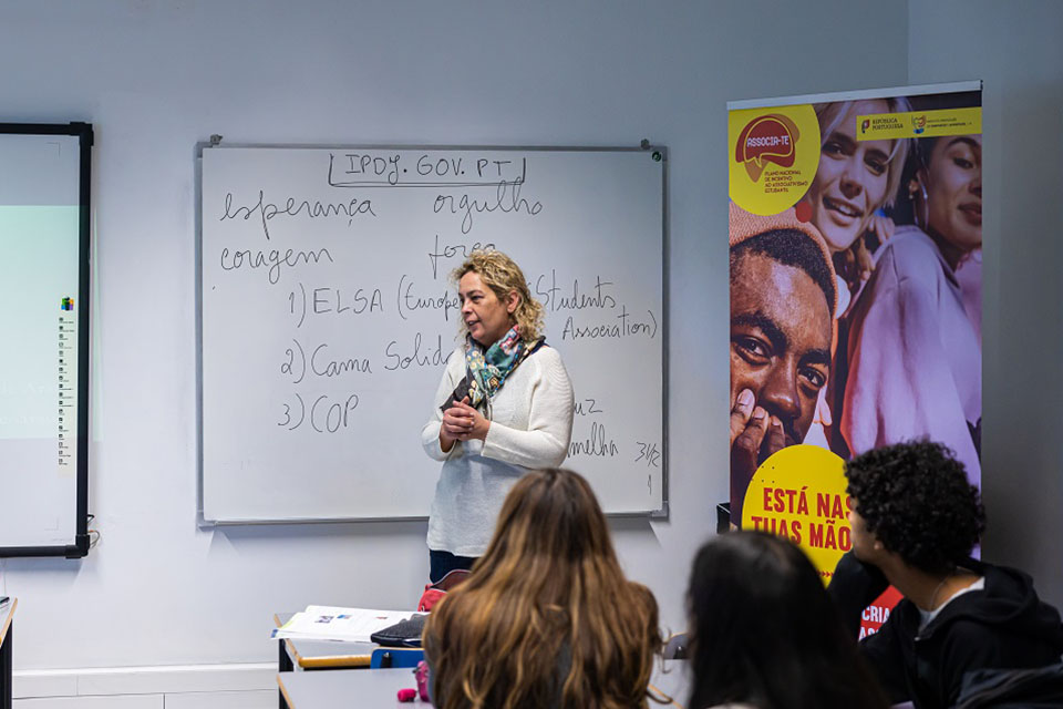 Técnica do IPDJ - Lisboa e Vale do Tejo - animando uma sessão «Associa-te» numa sala de aula, em Lisboa