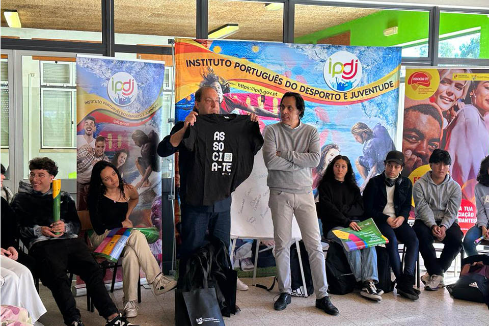 Uma sessão «Associa-te» com a participação de jovens estudantes, um professor e o Diretor Regional do Algarve do IPDJ, Custódio Moreno, que mostra a camisola da campanha.