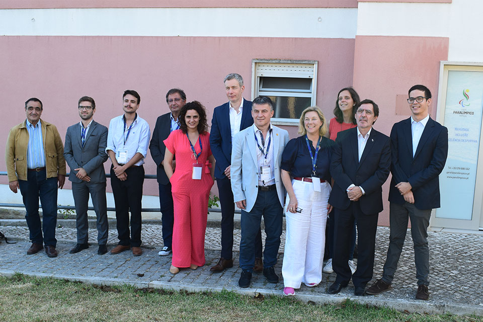 Fotografia de grupo no Comité Paralímpico de Portugal no âmbito da visita da equipa do CoE - Carta Europeia do Desporto