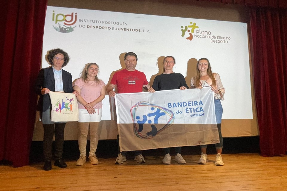 entrega bandeira a clube pela diretora regional IPDJ, Catarina Durão