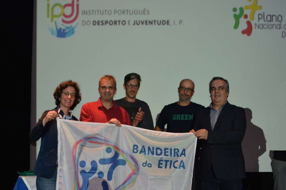 entrega da bandeira, Diretora Regional do IPDJ, Catarina Durão e representantes da entidade