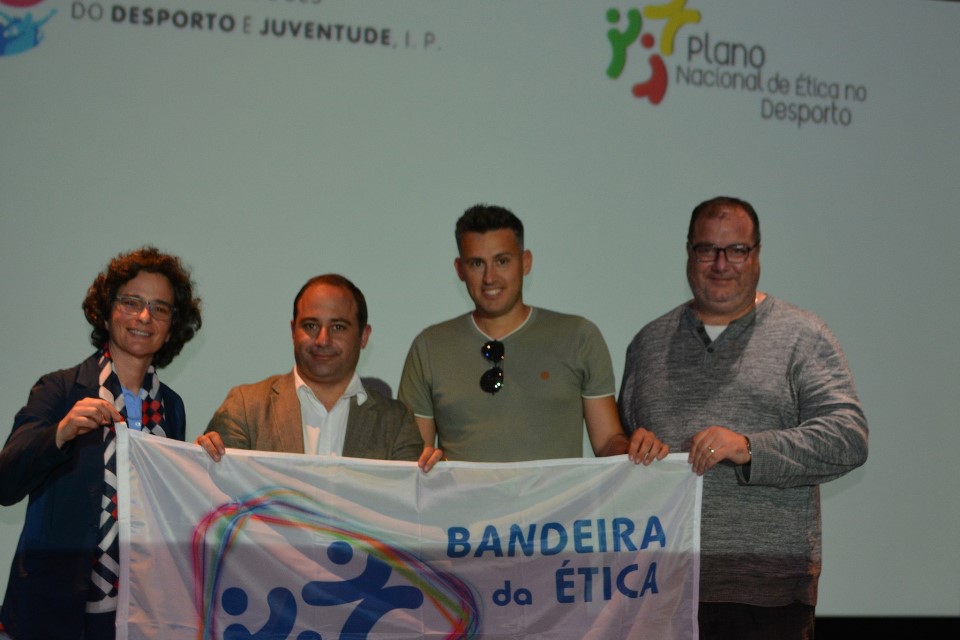 entrega da bandeira, Diretora Regional do IPDJ, Catarina Durão e representantes da entidade