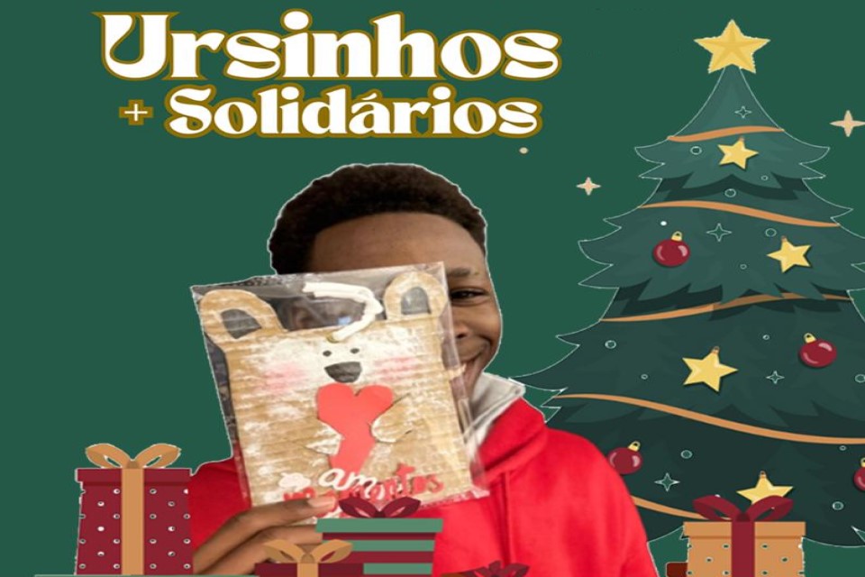 jovem com um ursinho à frente de uma árvores de natal