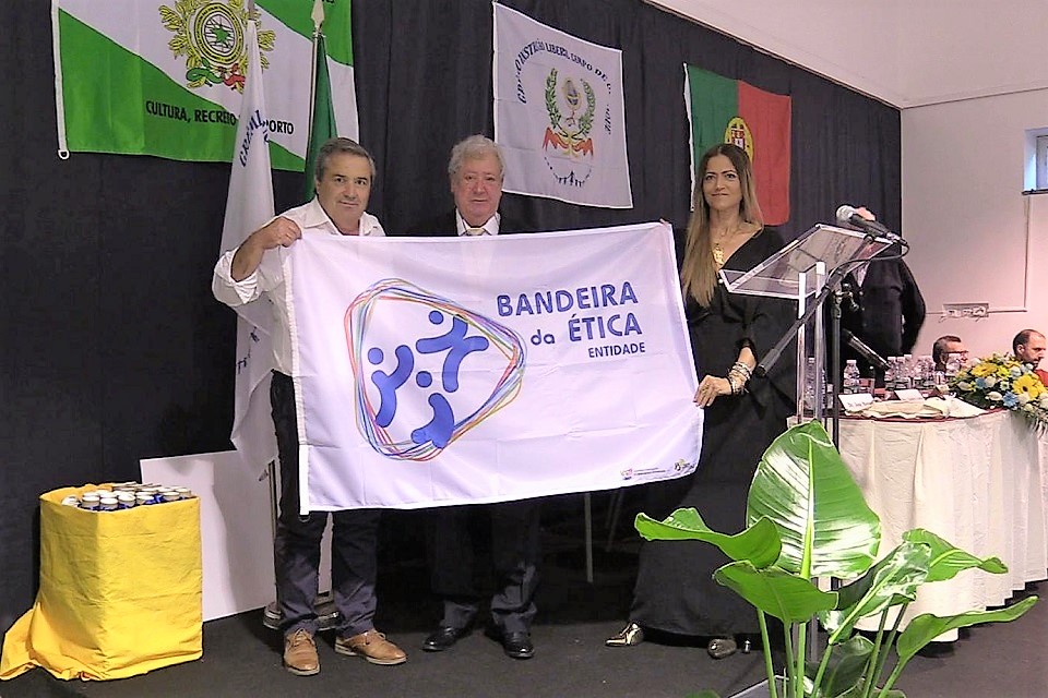 Foto da entrega da bandeira da ética ao Colégio do Grémio de Instrução Liberal de Campo de Ourique