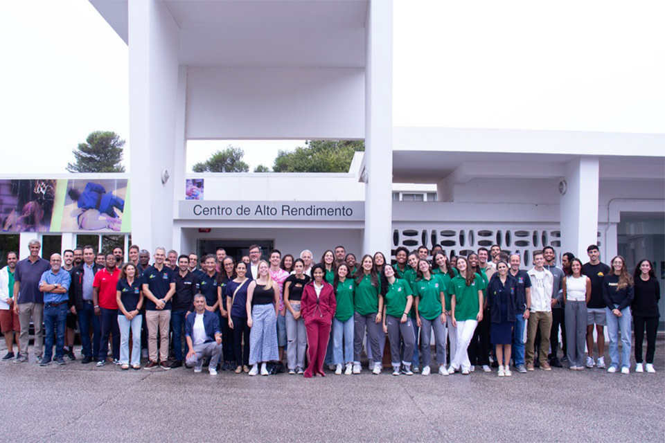 Grupo que participou na sessão de boas-vindas aos atletas de alto rendimento no CAR Jamor.