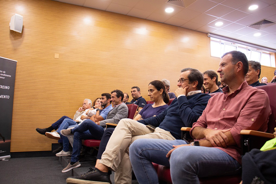 Grupo de participou da sessão de boas-vindas aos atletas de alto rendimento no CAR Jamor.