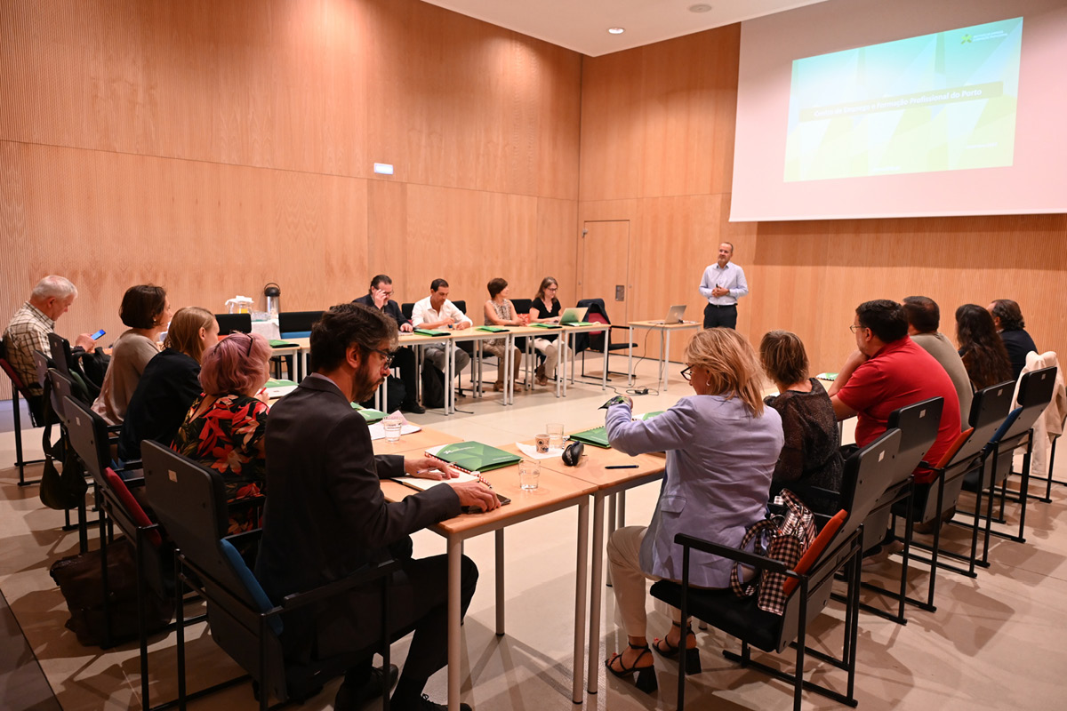 Grupo que participou na visita da missão do CoE - Juventude a Portugal